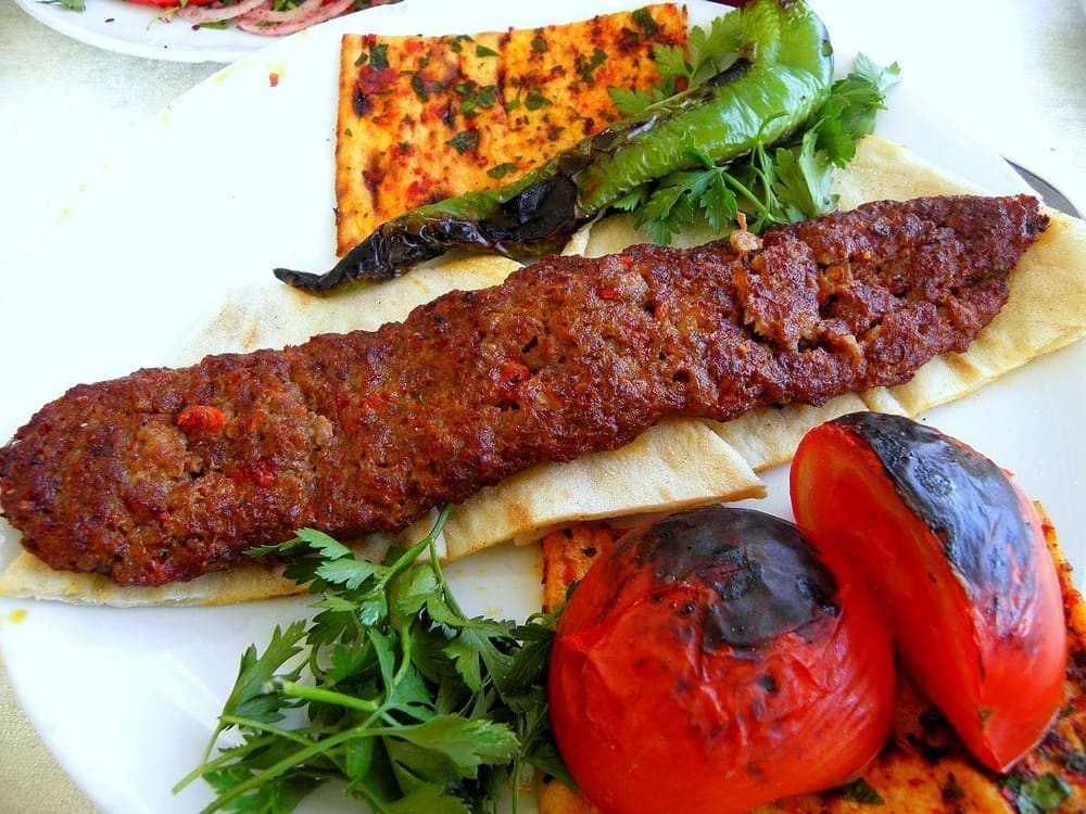 Taş fırın lavaşına sarılan Adana dürüm