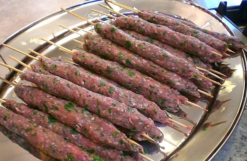 Nayla Dürüm ve Kokoreç'te kömür ateşinde pişen şişler